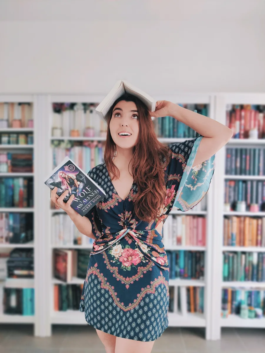 Creator Thais Lopes making book-focused social content